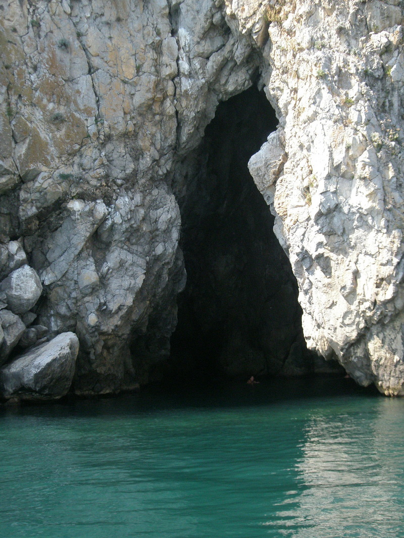 Грот пушкина в гурзуфе. Пещера. Название грота. Остров капри грот. Массандровский грот.